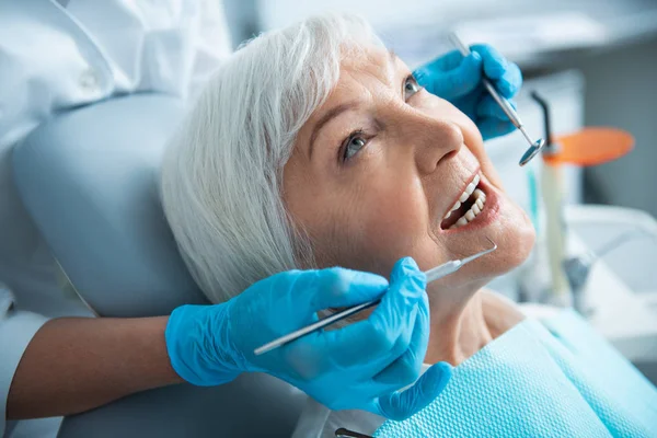 Щаслива жінка лежить у стоматологічному кріслі — стокове фото