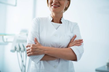 Gülümseyen kadın kadın kamerada poz