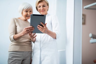 Mutlu kadın dijital tablet bakıyor