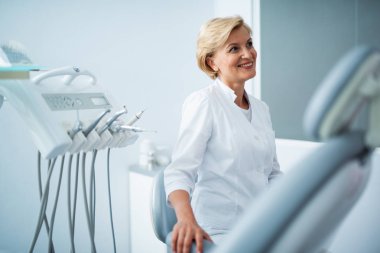 Gülümseyen kadın doktor hastabekliyor