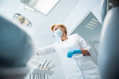 Steril eldivenli kadın diş hekimi çalışmaya hazır