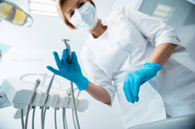 Kadın doktor profesyonel diş ekipmanları kullanıyor