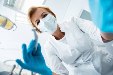 Kadın doktor diş muayenesine hazır