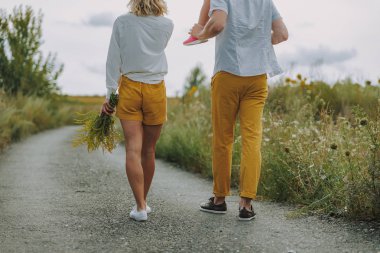 Sakin genç ebeveynler açık havada yolda yürüyor