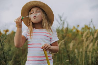 Saha kenarında dinlenen beyaz gülümseyen kız