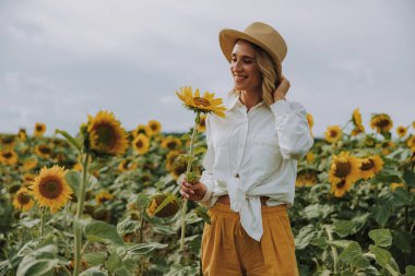Genç güzel bayan yaz açık havada kamera için poz