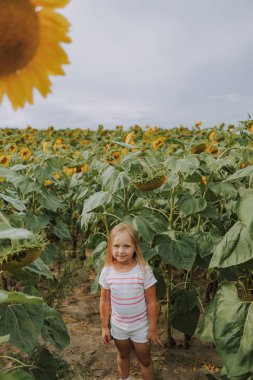 Küçük Beyaz kız alanında kamera için poz