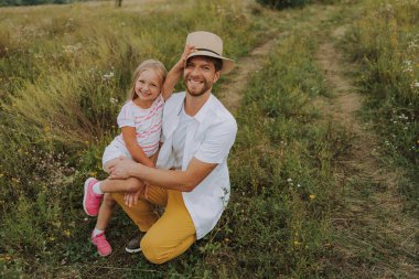 Güzel küçük kız babasına sarılıyor.