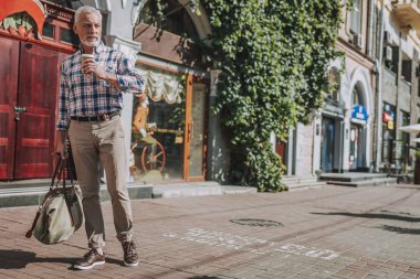 Kahve ve bagaj ile adam sokak stok fotoğraf yürüyüş