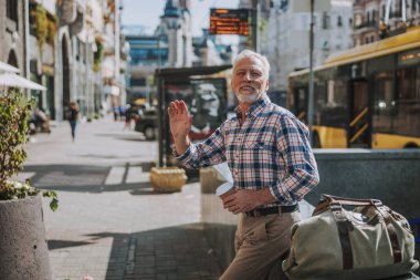 Dostu olgun adam elini stok fotoğraf sallayarak