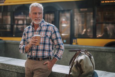 Sokakta kahve stok fotoğraf içme Gülümseyen olgun adam