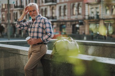 Kahve ile gülümseyen adam başını stok fotoğraf dokunmadan