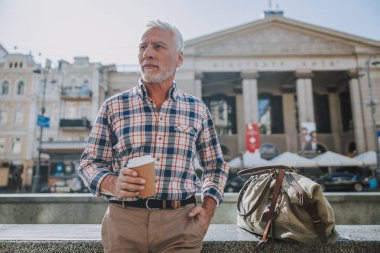 Olgun adam şehir merkezinde stok fotoğraf kahve içme