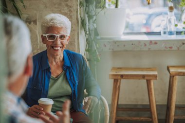 Kahve ve arkadaş stok fotoğraf ile olumlu bir gün