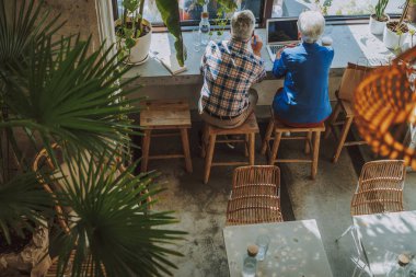 Pencere stok fotoğraf önünde erkek ve kadın
