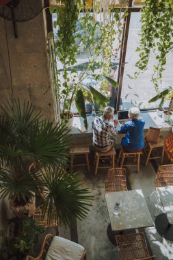 Cafe iç ve pencere stok fotoğraf tarafından iki kişi