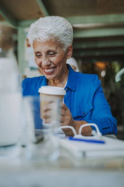 Kahve stok fotoğraf içerken gülen sevindim kadın