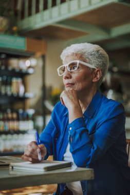 Kafe masada stok fotoğraf notları ile Düşünceli bayan