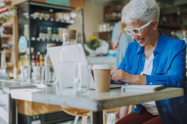 Stok fotoğraf çalışırken mirthful bayan gülüyor