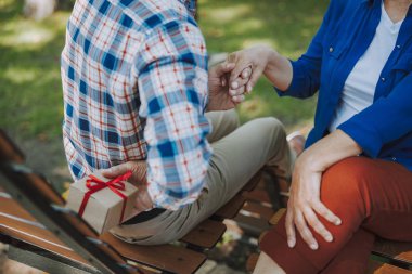 Sevgili kadın stok fotoğraf için küçük hediye