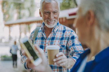 Mutlu adam sunan kahve ve gülümseyen stok fotoğraf