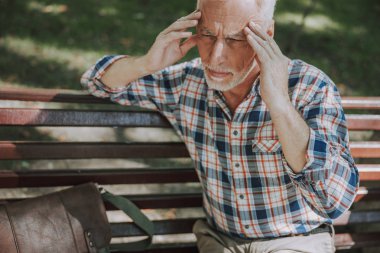 Ani baş ağrısı açık havada stok fotoğraf muzdarip