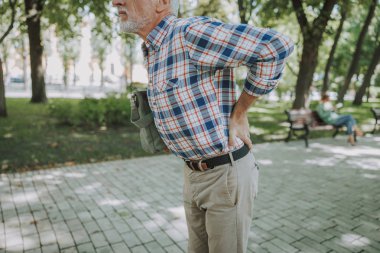 Yaşlı adam sırt ağrısı açık havada stok fotoğraf sahip