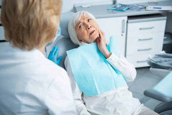 Vuxen kvinna med tandvärk i tandkliniken — Stockfoto