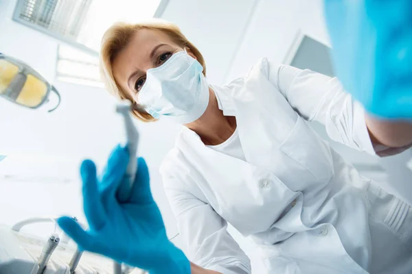 La doctora está lista para el examen dental — Foto de Stock