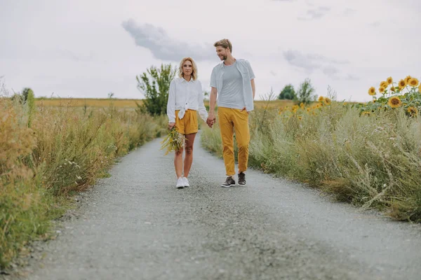 Feliz joven pareja sonriente caminando juntos al aire libre —  Fotos de Stock