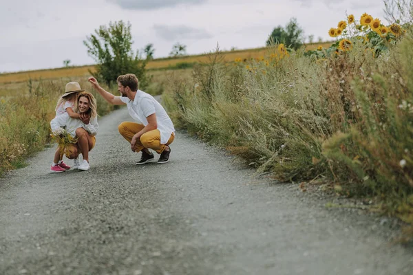 Liten dotter att ha kul med sina föräldrar utomhus — Stockfoto