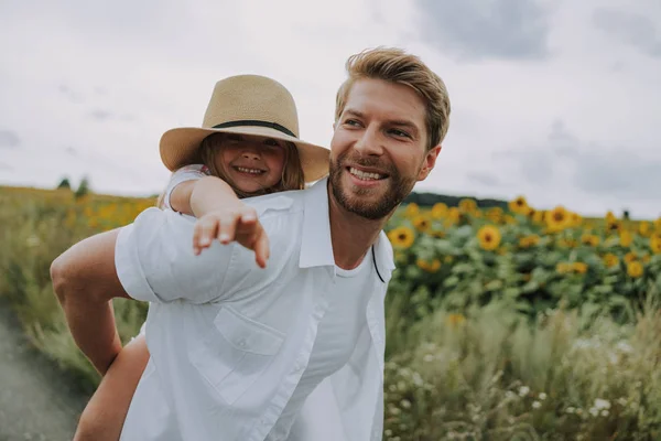 Kleines Mädchen verbringt Zeit mit ihrem Vater auf dem Feld — Stockfoto