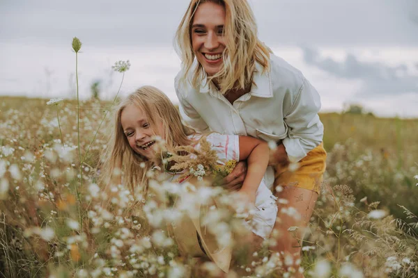 Счастливая женщина веселится со своей дочерью — стоковое фото