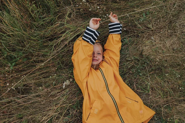 Un petit enfant souriant repose sur l'herbe — Photo