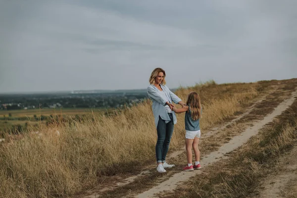 Sorridente madre e figlia stanno camminando insieme — Foto Stock