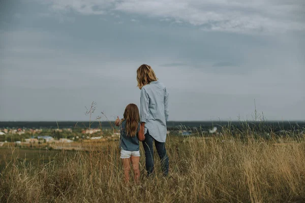 Giovane madre e piccola figlia sul campo — Foto Stock