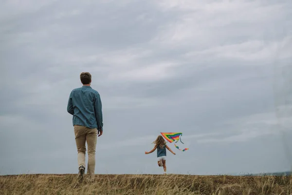 Petite fille court avec cerf-volant à l'extérieur — Photo