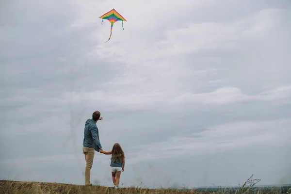 Père avec fille jouent avec cerf-volant — Photo