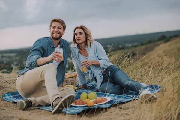 Glückliches junges Paar schaut auf Hügel weg — Stockfoto