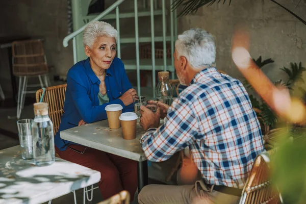 Зрелая пара пьет кофе на фото в кафе — стоковое фото