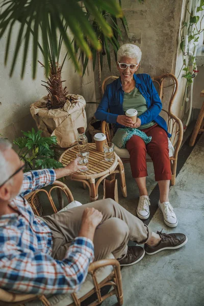 Happy Lady met koffie in het café stockfoto — Stockfoto
