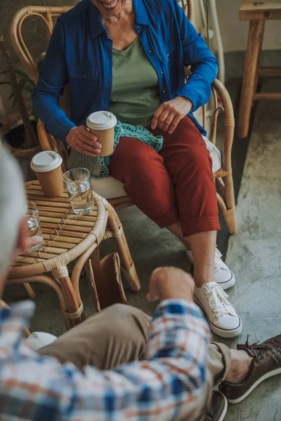 Пара в тростниковых стульях пьет кофе акции фото — стоковое фото
