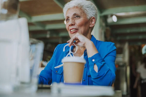 Reife Dame mit Kaffee und Gläsern Archivfoto — Stockfoto