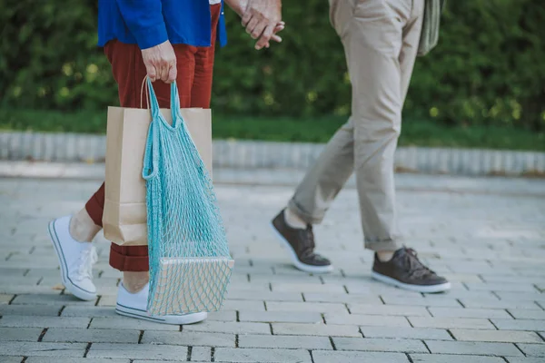 Mujer llevando bolsas eco compras en la foto de stock a pie —  Fotos de Stock