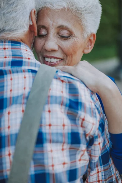 Mujer abrazando a su hombre y buscando feliz stock foto — Foto de Stock