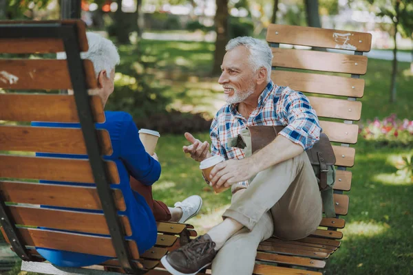 Amistoso hombre con café hablando con la mujer foto de stock — Foto de Stock