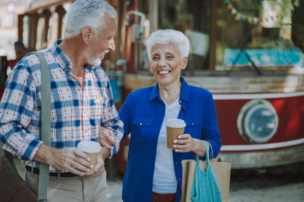 Hombre y mujer maduros caminando con café para ir foto de stock — Foto de Stock