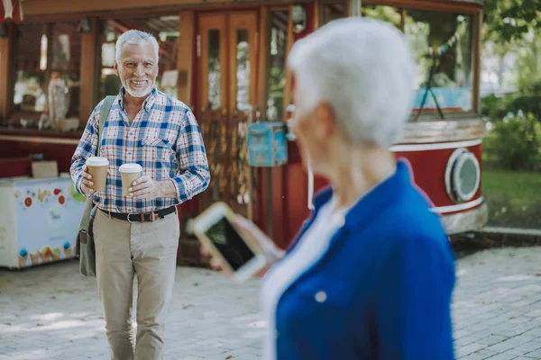 Hombre feliz trayendo café y sonriente foto de stock — Foto de Stock