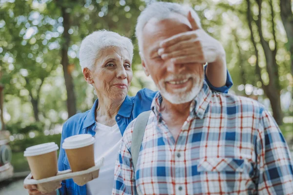 Adivina quién trae una deliciosa foto de café —  Fotos de Stock