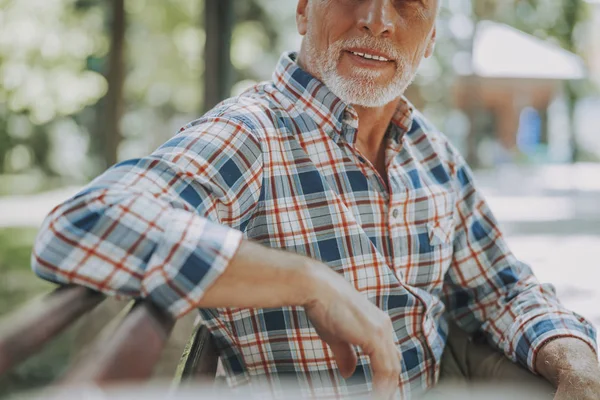 Man op de Bank ontspannen in Park Stock Photo — Stockfoto